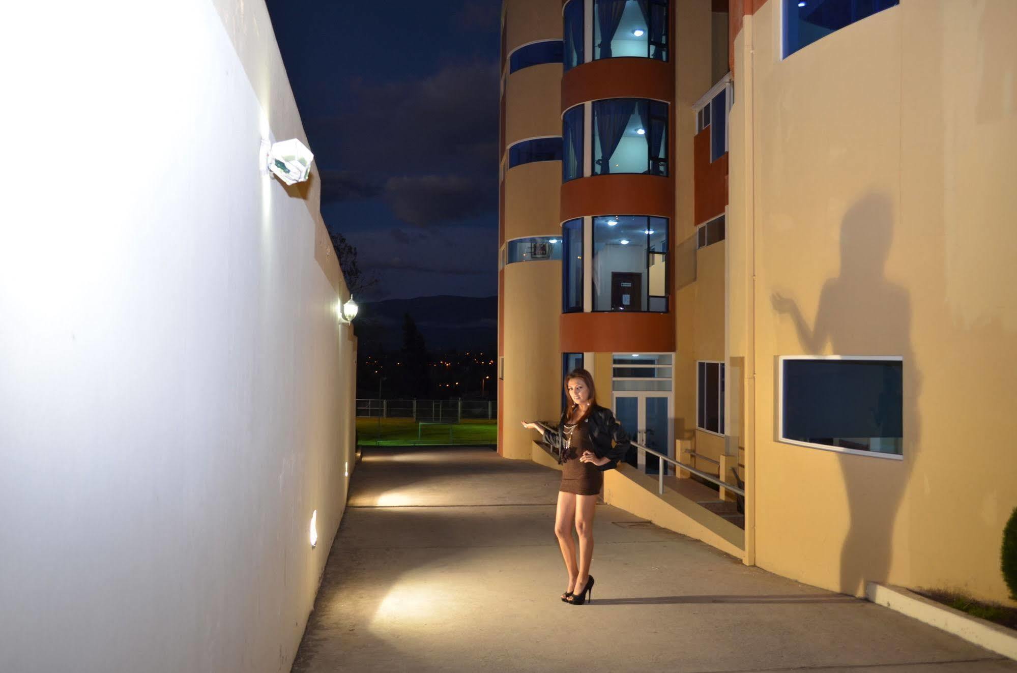 Hotel Versailles Ambato Extérieur photo