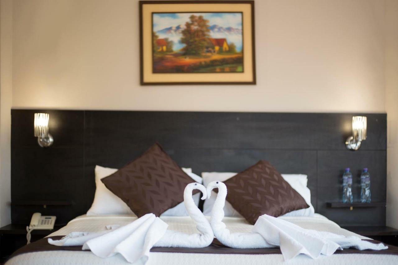 Hotel Versailles Ambato Extérieur photo